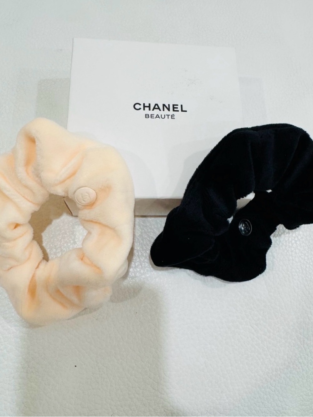 CHANEL Beaute Soft Velvet Scrunchie Set — Black & Cream